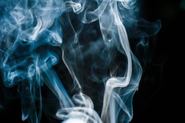 Siyah Arkaplanda Pofuduk Duman ve Sis