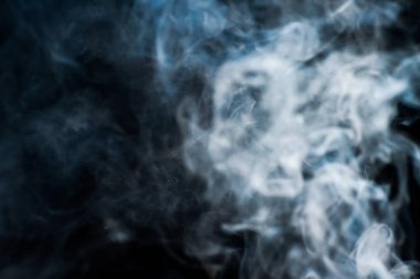 Siyah Arkaplanda Pofuduk Duman ve Sis