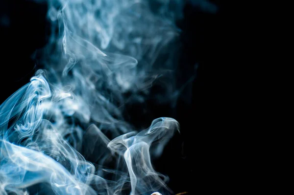 黒い背景に煙と霧のふわふわのパフ — ストック写真