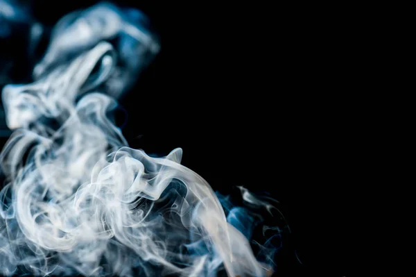 Flauschige Rauch Und Nebelschwaden Auf Schwarzem Hintergrund — Stockfoto
