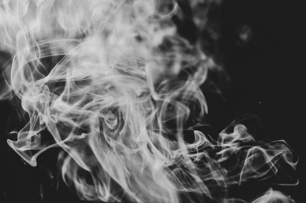 黒い背景に煙と霧のふわふわのパフ — ストック写真