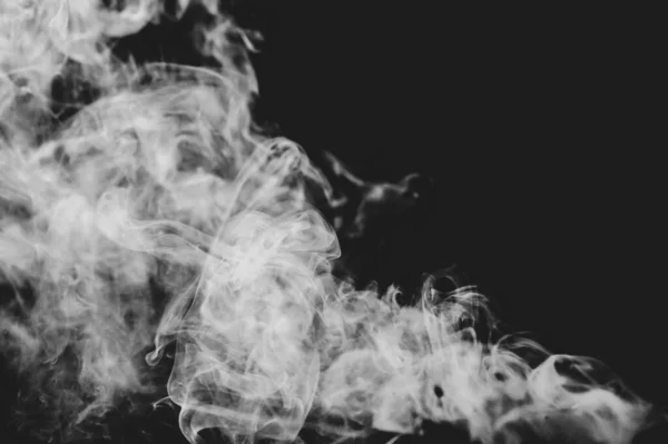 Puszyste Podmuchy Dymu Mgły Czarnym Tle — Zdjęcie stockowe