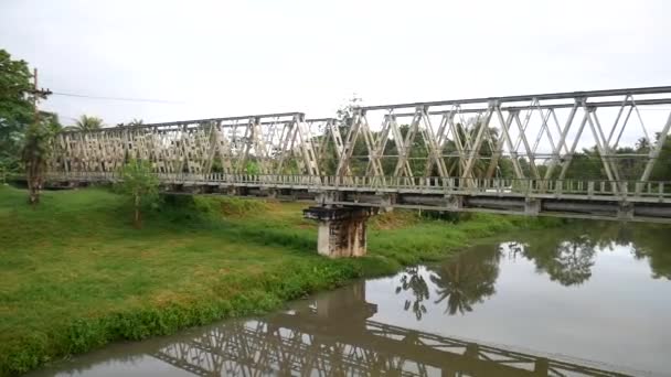 Puente Ferroviario Sobre Río Durante Día — Vídeos de Stock