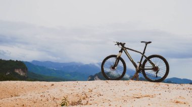 6 Ağustos 2021 'de Surat Thani, Tayland' da güzel manzaralı bir dağda park edilmiş bisiklet..