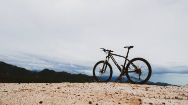 6 Ağustos 2021 'de Surat Thani, Tayland' da güzel manzaralı bir dağda park edilmiş bisiklet..