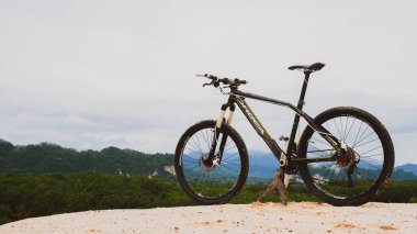 6 Ağustos 2021 'de Surat Thani, Tayland' da güzel manzaralı bir dağda park edilmiş bisiklet..
