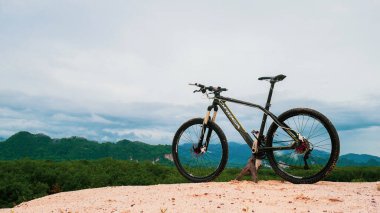 6 Ağustos 2021 'de Surat Thani, Tayland' da güzel manzaralı bir dağda park edilmiş bisiklet..