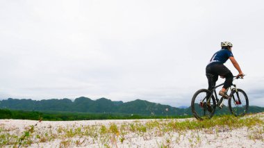 6 Ağustos 2021, Surat Thani, Tayland, güzel manzaralı bir dağda pratik yapan turist bisikletçileri..