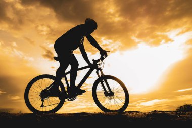 Turne bisikletçilerinin gölgeleri akşamları dağlarda güzel manzaralar sunuyor.