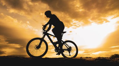 Turne bisikletçilerinin gölgeleri akşamları dağlarda güzel manzaralar sunuyor.