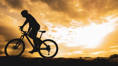 Turne bisikletçilerinin gölgeleri akşamları dağlarda güzel manzaralar sunuyor.