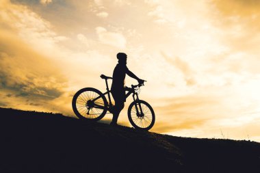 Turne bisikletçilerinin gölgeleri akşamları dağlarda güzel manzaralar sunuyor.