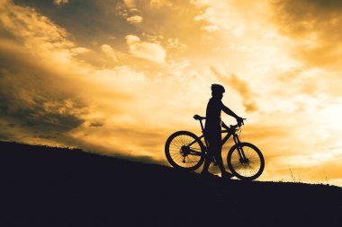 Turne bisikletçilerinin gölgeleri akşamları dağlarda güzel manzaralar sunuyor.