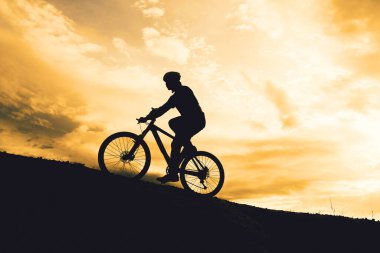 Turne bisikletçilerinin gölgeleri akşamları dağlarda güzel manzaralar sunuyor.