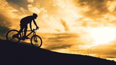 Turne bisikletçilerinin gölgeleri akşamları dağlarda güzel manzaralar sunuyor.