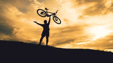 Turne bisikletçilerinin gölgeleri akşamları dağlarda güzel manzaralar sunuyor.