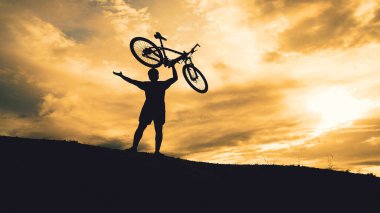 Turne bisikletçilerinin gölgeleri akşamları dağlarda güzel manzaralar sunuyor.