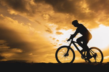 Turne bisikletçilerinin gölgeleri akşamları dağlarda güzel manzaralar sunuyor.