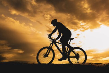 Turne bisikletçilerinin gölgeleri akşamları dağlarda güzel manzaralar sunuyor.