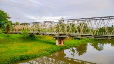 Tayland 'da trenler için çelik köprüler kompleks çelik yapıya sahiptir. güzel çelik yapı
