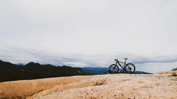 Fahrrad Geparkt Auf Einem Berg Mit Schöner Aussicht August 2021 — Stockfoto