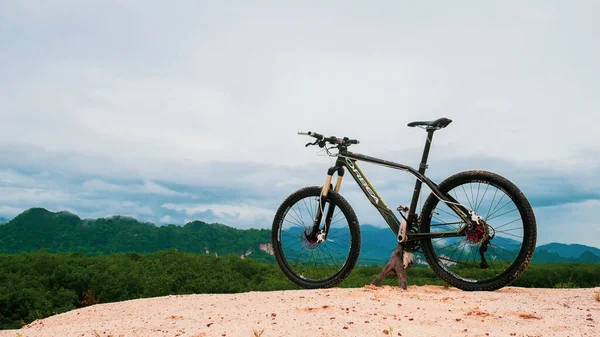 Fahrrad Geparkt Auf Einem Berg Mit Schöner Aussicht August 2021 — Stockfoto