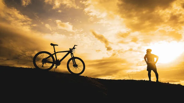 Silhouetten Von Tourenradlern Die Den Bergen Üben Bieten Schöne Aussichten — Stockfoto