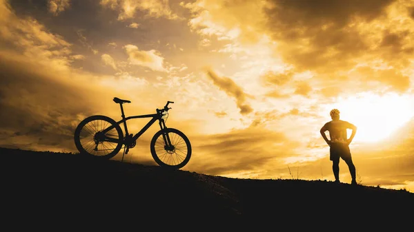 Silhouettes Touring Cyclists Practicing Mountains Offer Beautiful Views Evening — Stock Photo, Image