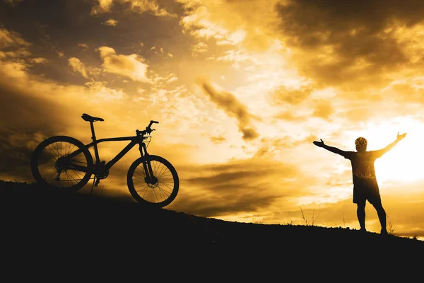 Silhouetten Von Tourenradlern Die Den Bergen Üben Bieten Schöne Aussichten — Stockfoto