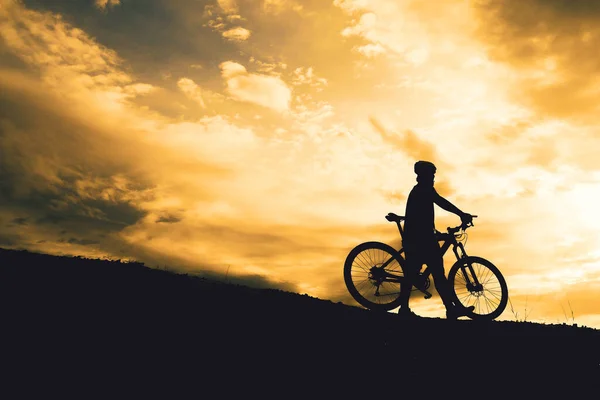 Silhouetten Von Tourenradlern Die Den Bergen Üben Bieten Schöne Aussichten — Stockfoto