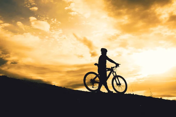 Las Siluetas Ciclistas Itinerantes Que Practican Las Montañas Ofrecen Hermosas — Foto de Stock