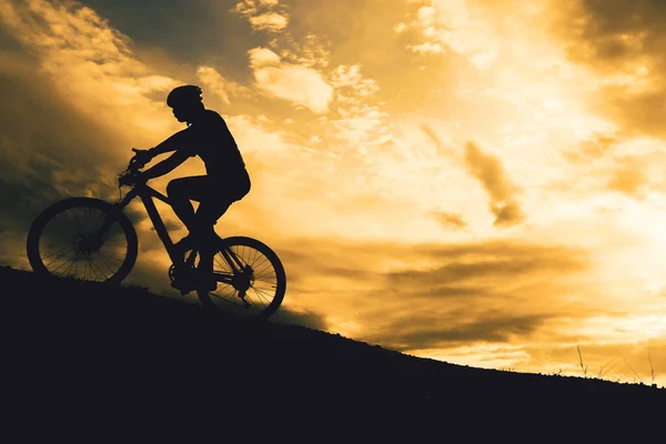 Turne Bisikletçilerinin Gölgeleri Akşamları Dağlarda Güzel Manzaralar Sunuyor — Stok fotoğraf