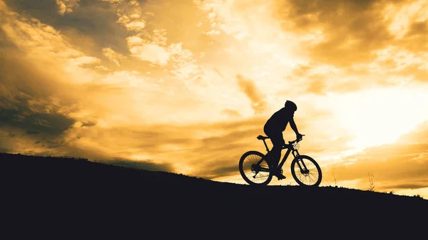 Silhouetten Von Tourenradlern Die Den Bergen Üben Bieten Schöne Aussichten — Stockfoto