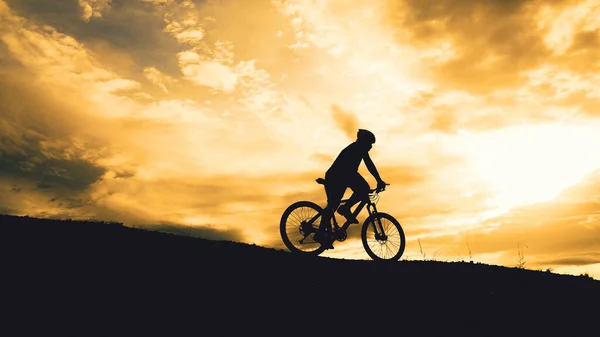 Silhouetten Von Tourenradlern Die Den Bergen Üben Bieten Schöne Aussichten — Stockfoto