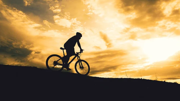 Las Siluetas Ciclistas Itinerantes Que Practican Las Montañas Ofrecen Hermosas —  Fotos de Stock