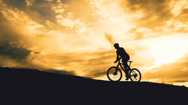 Silhouetten Von Tourenradlern Die Den Bergen Üben Bieten Schöne Aussichten — Stockfoto