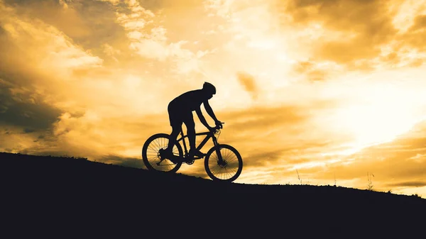 Silhouetten Von Tourenradlern Die Den Bergen Üben Bieten Schöne Aussichten — Stockfoto