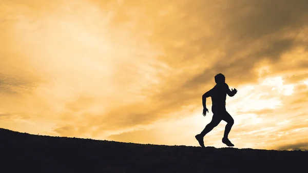 Silhouette Von Läufern Beim Training Den Bergen Mit Schöner Aussicht — Stockfoto