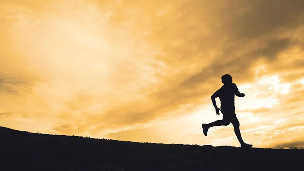 Silhouette Von Läufern Beim Training Den Bergen Mit Schöner Aussicht — Stockfoto