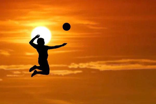 Silueta Jugador Voleibol Playa Saltando Golpeando Voleibol —  Fotos de Stock