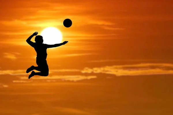 Silueta Jugador Voleibol Playa Saltando Golpeando Voleibol —  Fotos de Stock