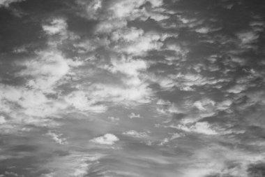 bulutlu güzel gökyüzünün soyut arkaplan olarak siyah ve beyaz fotoğrafı