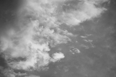 bulutlu güzel gökyüzünün soyut arkaplan olarak siyah ve beyaz fotoğrafı