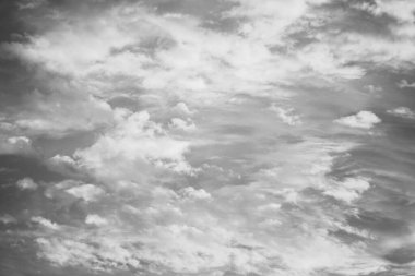 bulutlu güzel gökyüzünün soyut arkaplan olarak siyah ve beyaz fotoğrafı