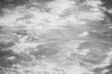 bulutlu güzel gökyüzünün soyut arkaplan olarak siyah ve beyaz fotoğrafı