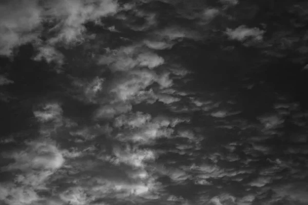 Černá Bílá Fotografie Oblačné Krásné Oblohy Jako Abstraktní Pozadí — Stock fotografie