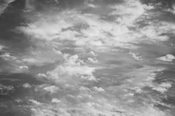 Schwarz Weiß Foto Des Bewölkten Schönen Himmels Als Abstrakter Hintergrund — Stockfoto