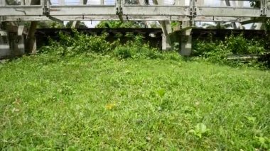 Gündüz vakti nehir üzerindeki tren yolu köprüsü