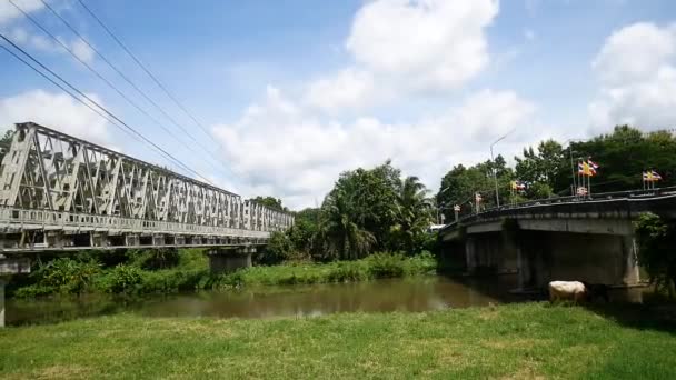 Puente Ferroviario Sobre Río Durante Día — Vídeos de Stock