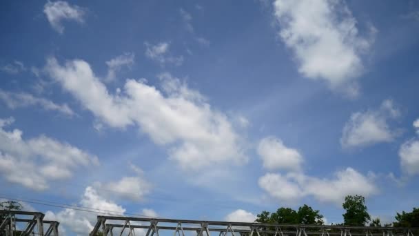 Puente Ferroviario Sobre Río Durante Día — Vídeos de Stock